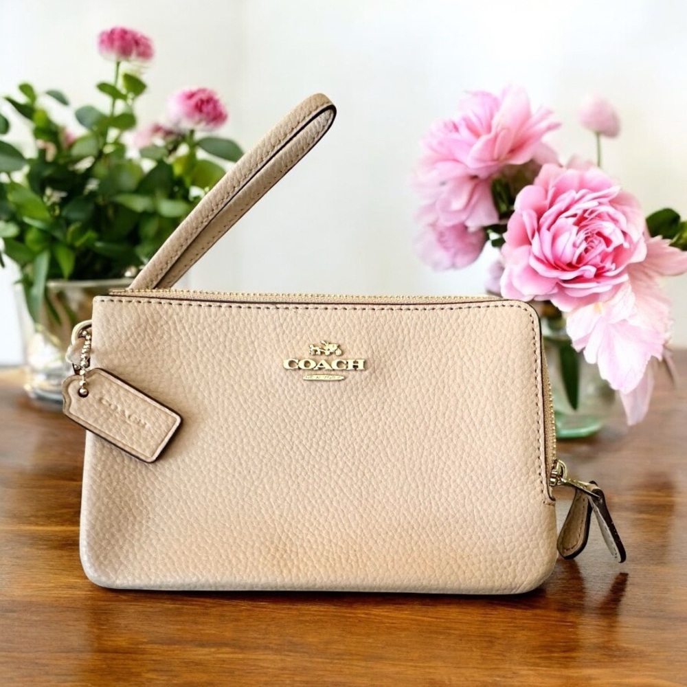 Luxurious Coach Beige Wristlet in Pebbled Leather With Gold Hardware - Picture 9 of 11